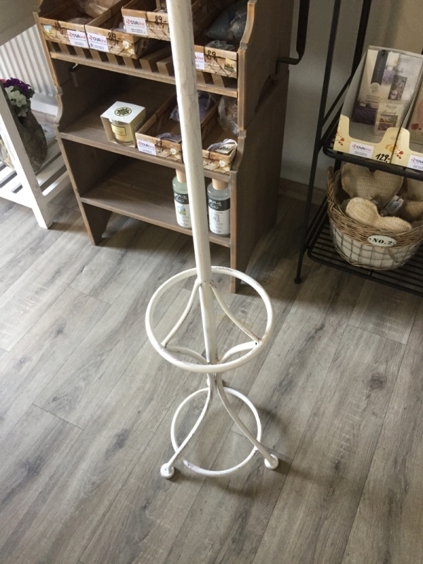 Stojanový vešiak kovový béžovej farby