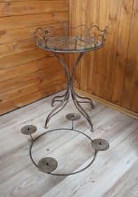 Stôl s odnímateľným svietnikom