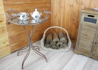 Stôl s odnímateľným svietnikom