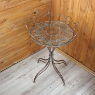 Stôl s odnímateľným svietnikom