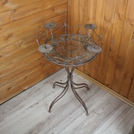 Stôl s odnímateľným svietnikom