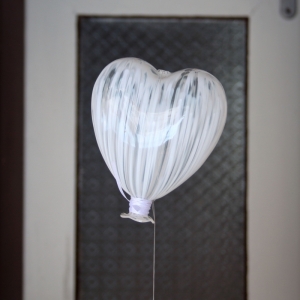 Svadobné dekorácie závesný balónik srdce 13x12cm