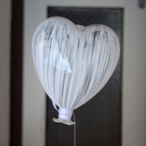 Svadobná dekorácie závesný balónik srdce 17x15cm
