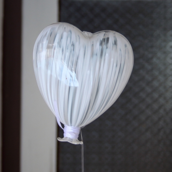 Svadobná dekorácie závesný balónik srdce 17x15cm