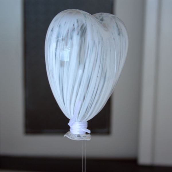 Svadobná dekorácie závesný balónik srdce 17x15cm