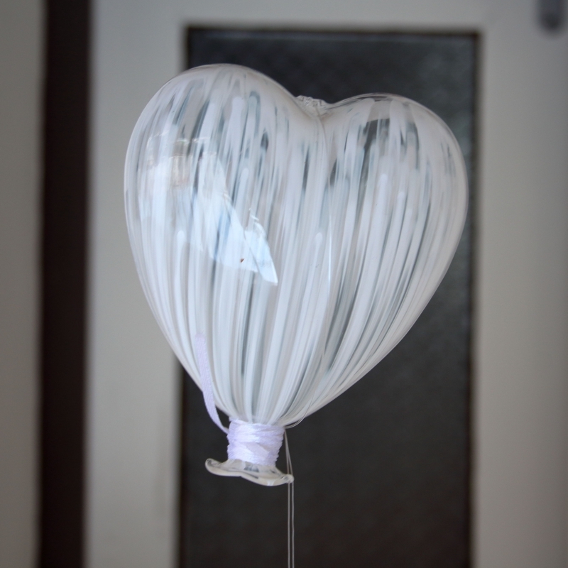 Svadobná dekorácie závesný balónik srdce 17x15cm