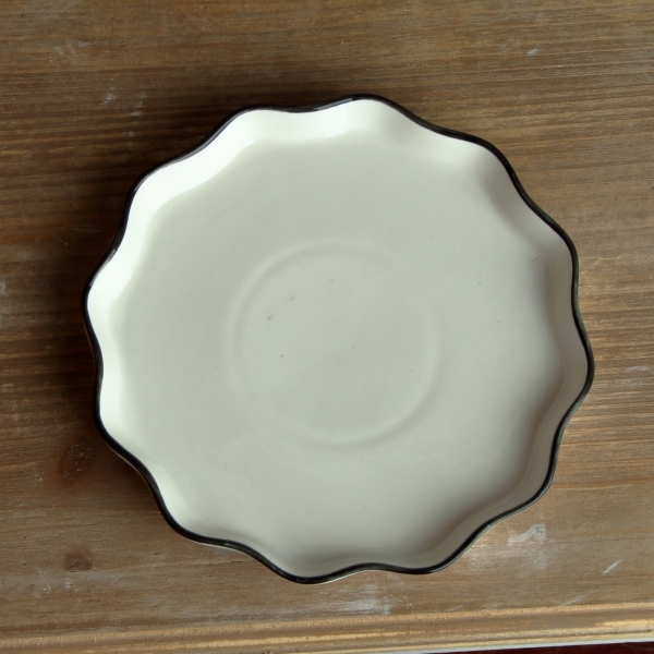 Tanier s ozdobným okrajom biely