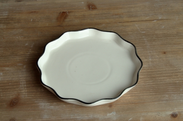 Tanier s ozdobným okrajom biely