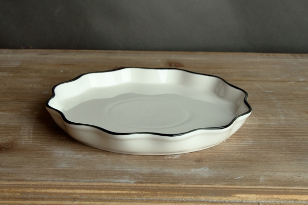 Tanier s ozdobným okrajom biely