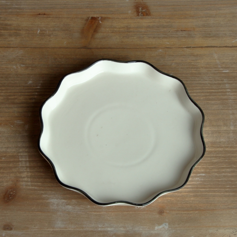 Tanier s ozdobným okrajom biely