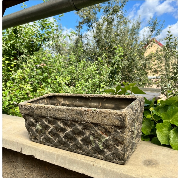 Truhlík z terakoty s machovým povrchom