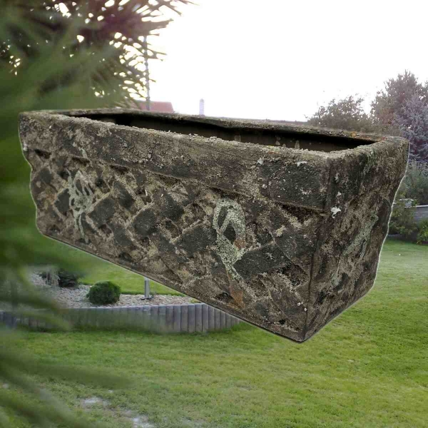 Truhlík z terakoty s machovým povrchom