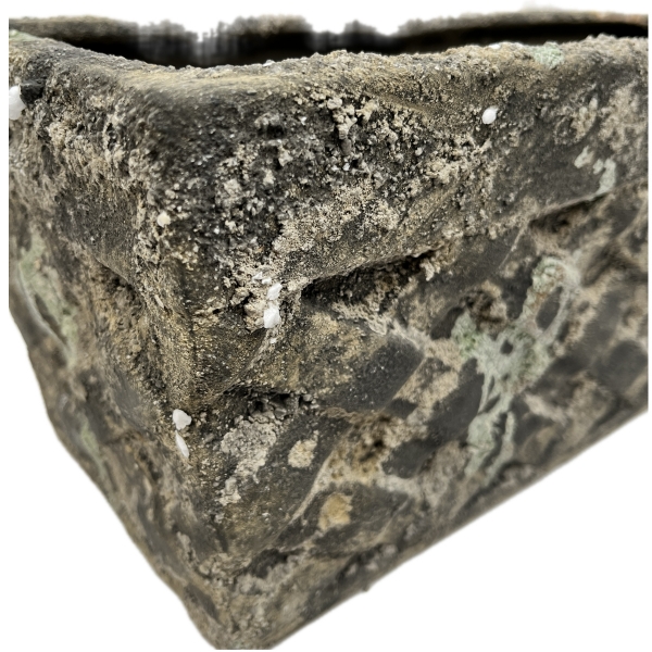 Truhlík z terakoty s machovým povrchom