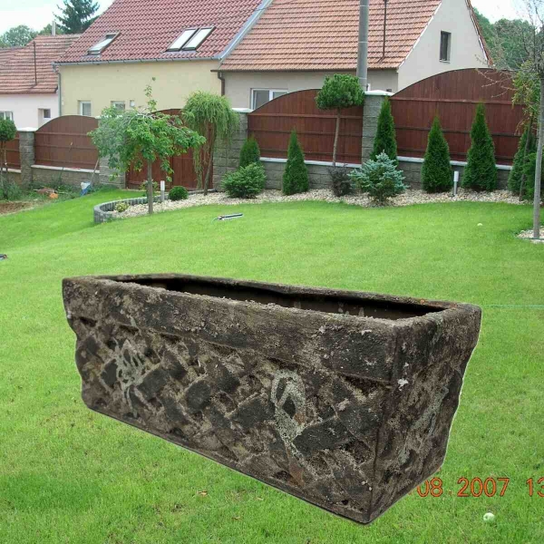 Truhlík z terakoty s machovým povrchom