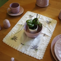 Obrus ​​s výšivkou a krajkou 41x32cm