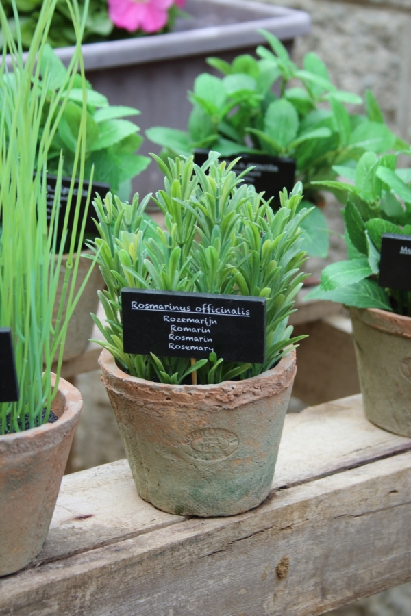 Umelá kvetina v kvetináči mäta