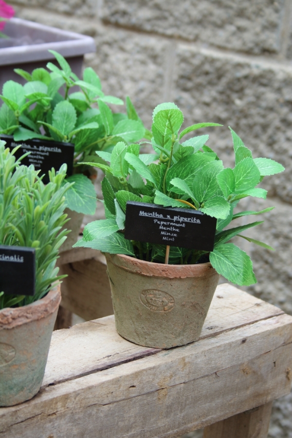 Umelá kvetina v kvetináči mäta