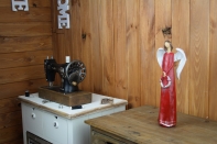 Vianočná dekorácie - anjel držiaci veniec 30,5cm