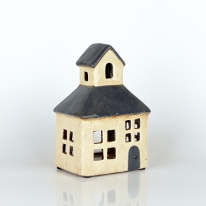 Vianočná dekorácia domček so zvoničkou a tmavou strechou