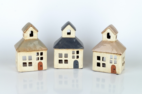 Vianočná dekorácia domček so zvoničkou a tmavou strechou