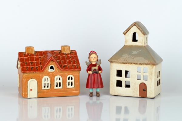 Vianočná dekorácia domček so zvoničkou a tmavou strechou