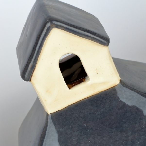 Vianočná dekorácia domček so zvoničkou a tmavou strechou