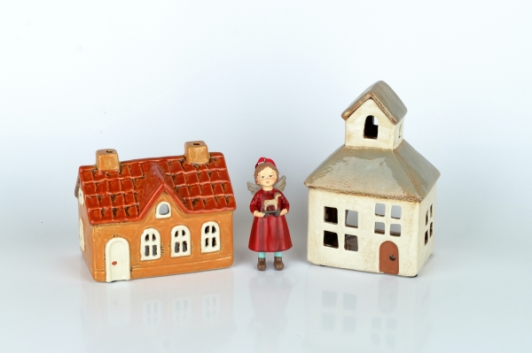 Vianočná dekorácia domček so zvoničkou a tmavou strechou