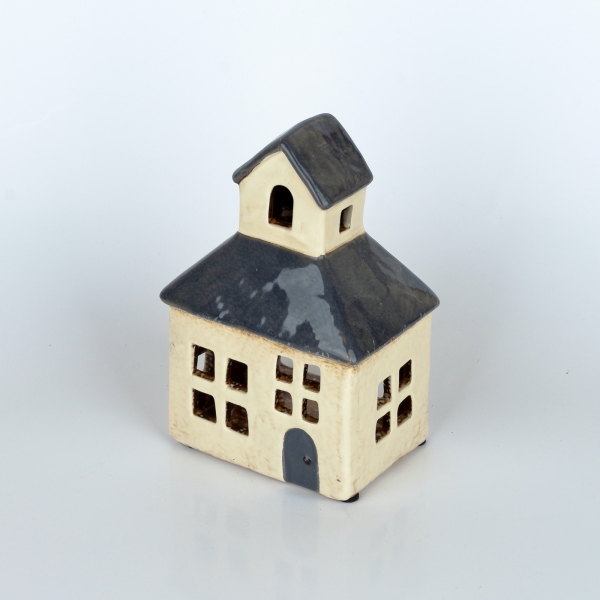 Vianočná dekorácia domček so zvoničkou a tmavou strechou