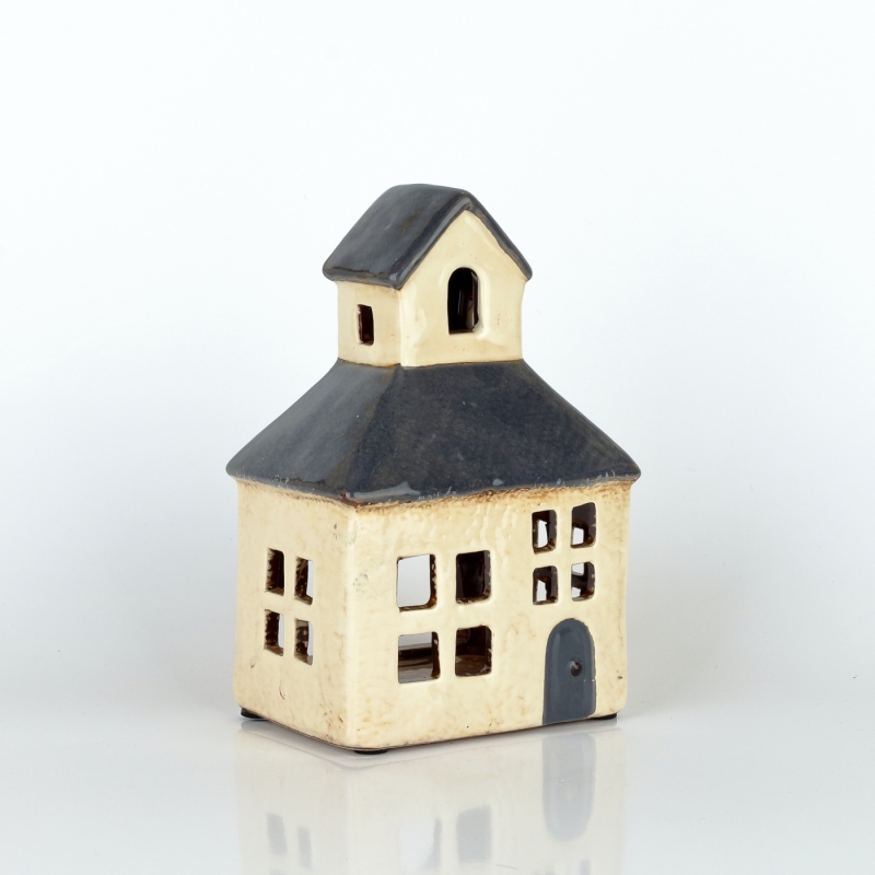 Vianočná dekorácia domček so zvoničkou a tmavou strechou