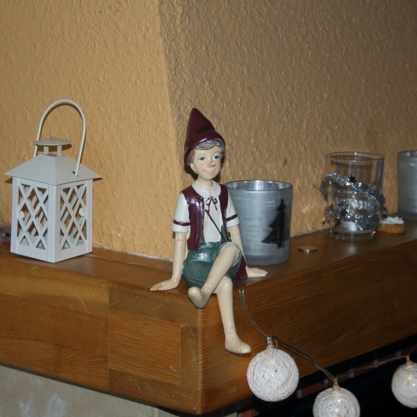 Vánoční dekorácie Pinocchio na lavičke 13x24x10cm