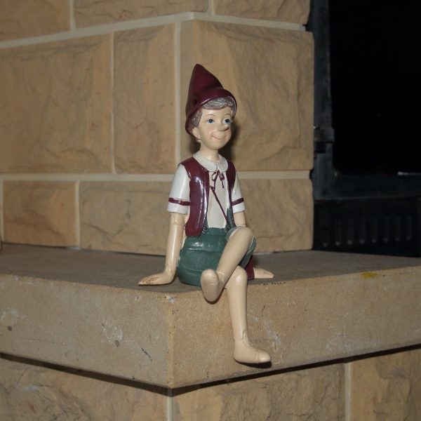 Vánoční dekorácie Pinocchio na lavičke 13x24x10cm