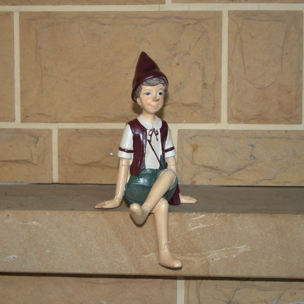 Vánoční dekorácie Pinocchio na lavičke 13x24x10cm