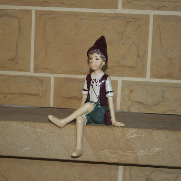 Vánoční dekorácie Pinocchio na lavičke 13x24x10cm