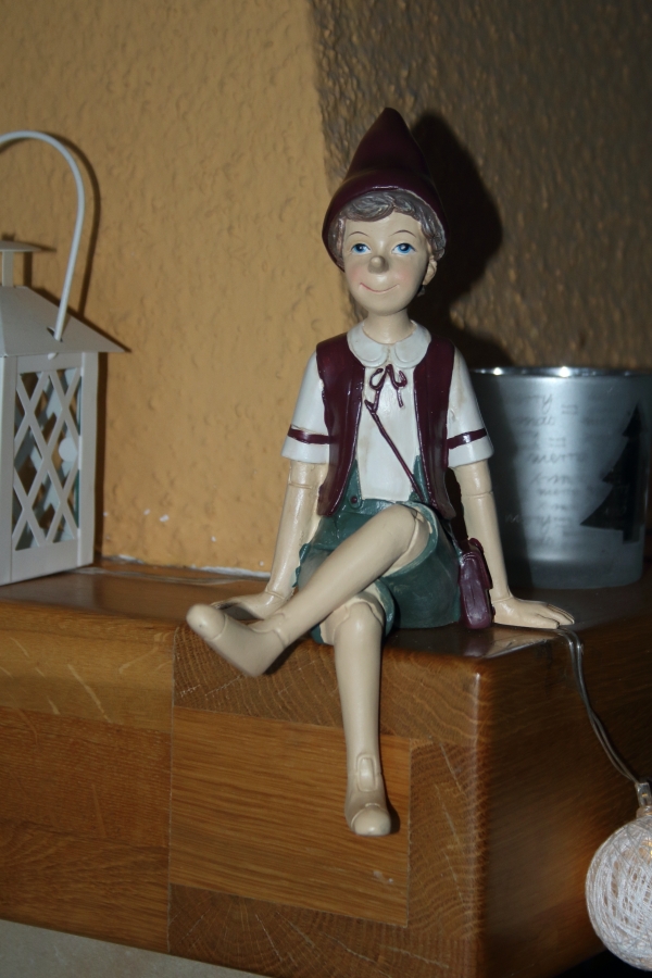 Vánoční dekorácie Pinocchio na lavičke 13x24x10cm