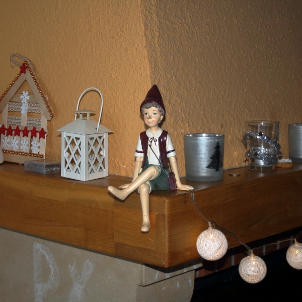 Vánoční dekorácie Pinocchio na lavičke 13x24x10cm