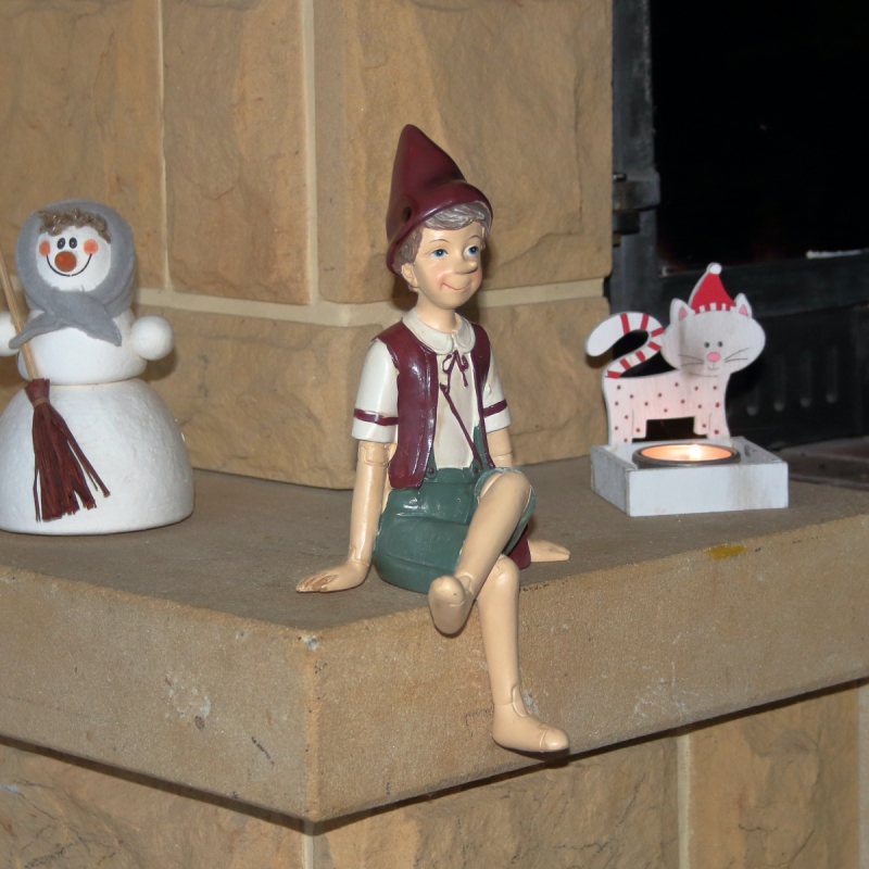 Vánoční dekorácie Pinocchio na lavičke 13x24x10cm