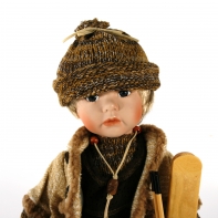 Vianočná dekorácie - porcelánová bábika chlapec s lyžami 43cm