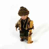 Vianočná dekorácie - porcelánová bábika chlapec s lyžami 43cm