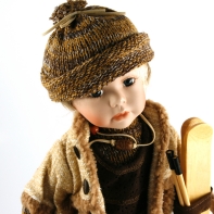 Vianočná dekorácie - porcelánová bábika chlapec s lyžami 43cm