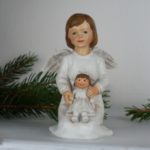 Vianočné dekorácie soška sediaci dievčatko s bábikou 12cm