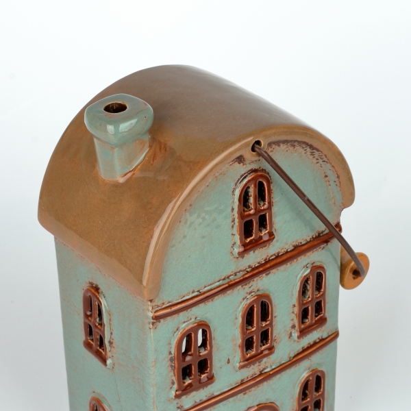 Vianočný domček 11 okien oblúková strecha, hnedé okná