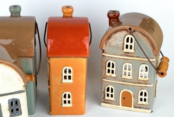 Vianočný domček 11 okien oblúková strecha, hnedé okná