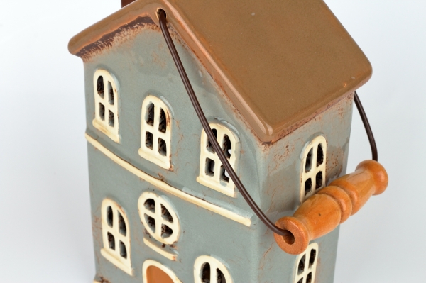 Vianočný domček 11 okien šedý, hnedá strecha