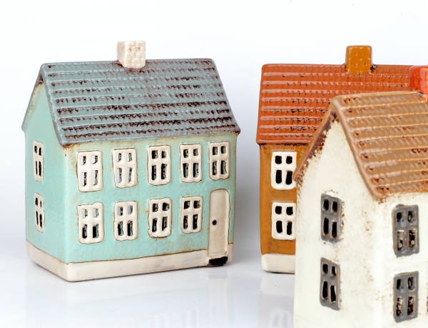 Vianočný domček NOVAline 17x8x14cm