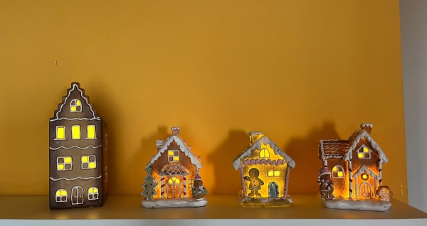 Vianočný domček s perníčkom pri vchode