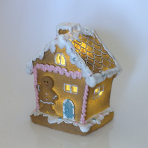 Vianočný domček s perníčkom pri vchode