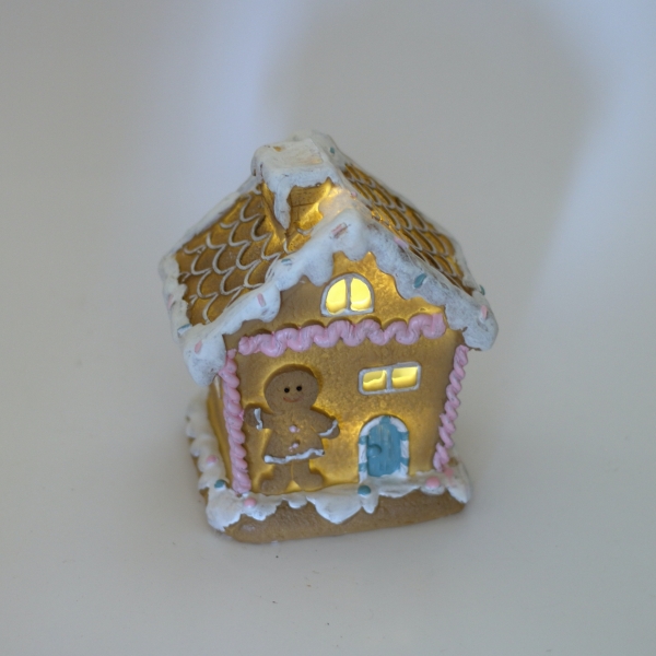 Vianočný domček s perníčkom pri vchode