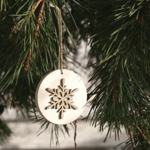 Vánoční dřevěná dekorace na stromeček vločka 7cm