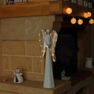 Vianočná LED dekorácia anjel so srdcom