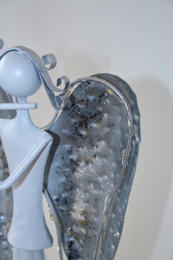 Vianočná LED dekorácia anjel so srdcom